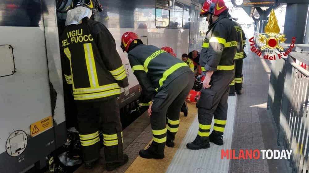 Una ragazzina di 15 anni è morta travolta da un treno nel Milanese: l'incidente ha mandato in tilt la circolazione