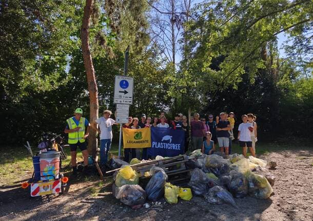 Angera - Raccolti tre quintali di rifiuti ad Angera durante la mattinata ecologica -  - Varese News