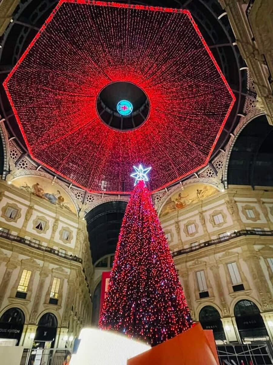 Un albero di Natale “multisensoriale” in Galleria: come sarà (e chi firma) l’allestimento a Milano