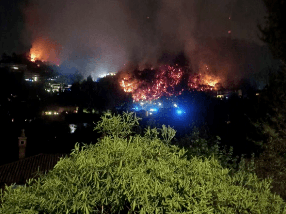 Como, nella notte si allarga l'incendio sul Monte Goj e minaccia le case: cenere e fumo anche in centro. Ottanta vigili del fuoco al lavoro