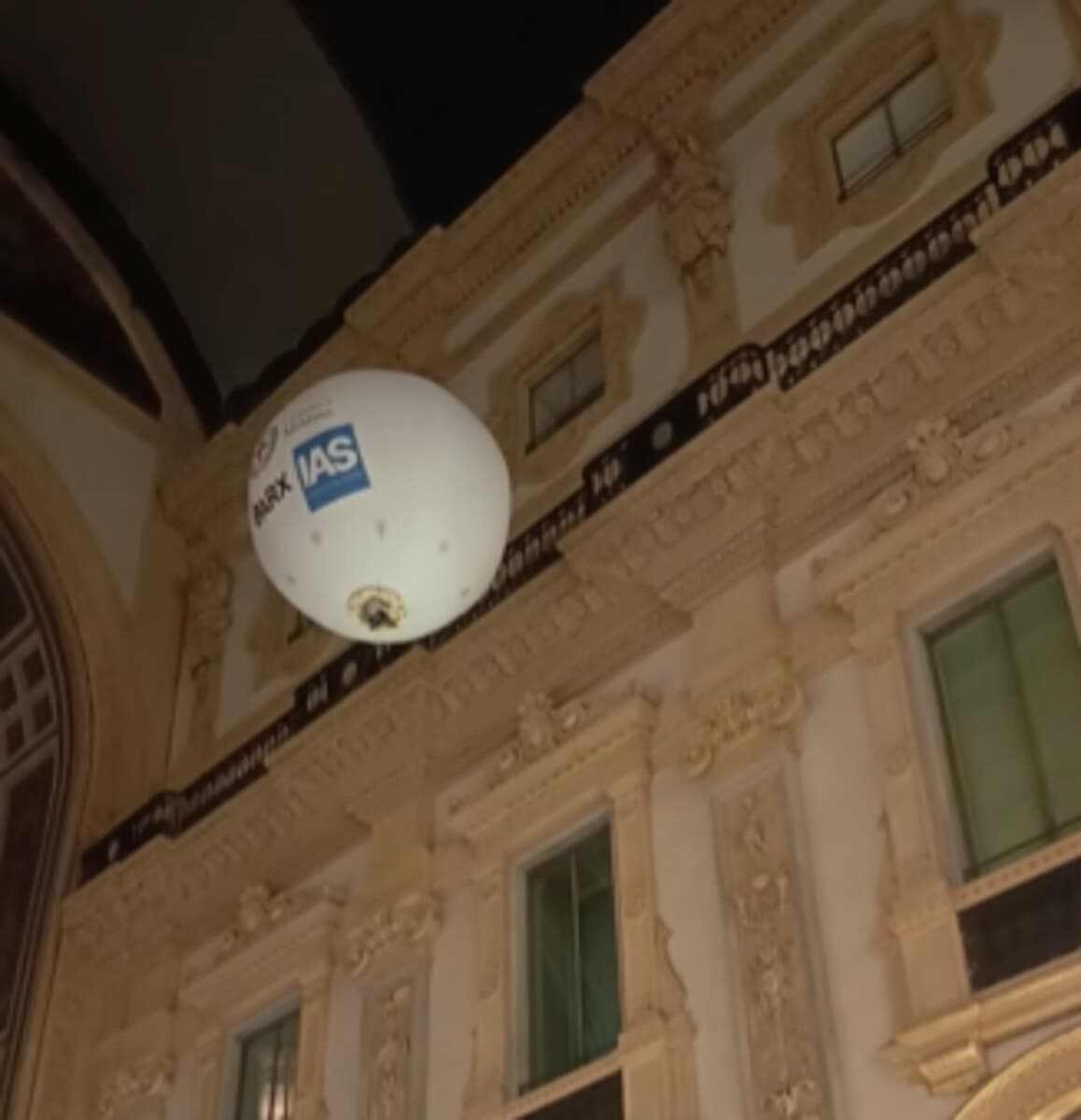 Perché in Galleria Vittorio Emanuele si è alzato in volo un pallone aerostatico: cos'è il sistema Bim