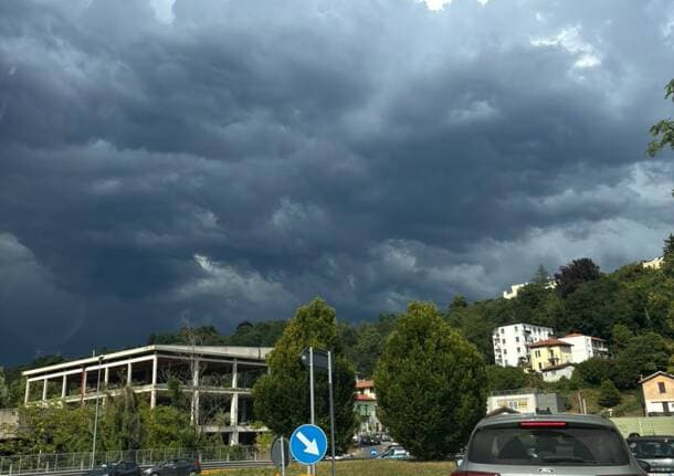Meteo - Dopo il gran caldo arriva la tempesta: vento, pioggia e grandine rinfrescano il Varesotto -  - Varese News