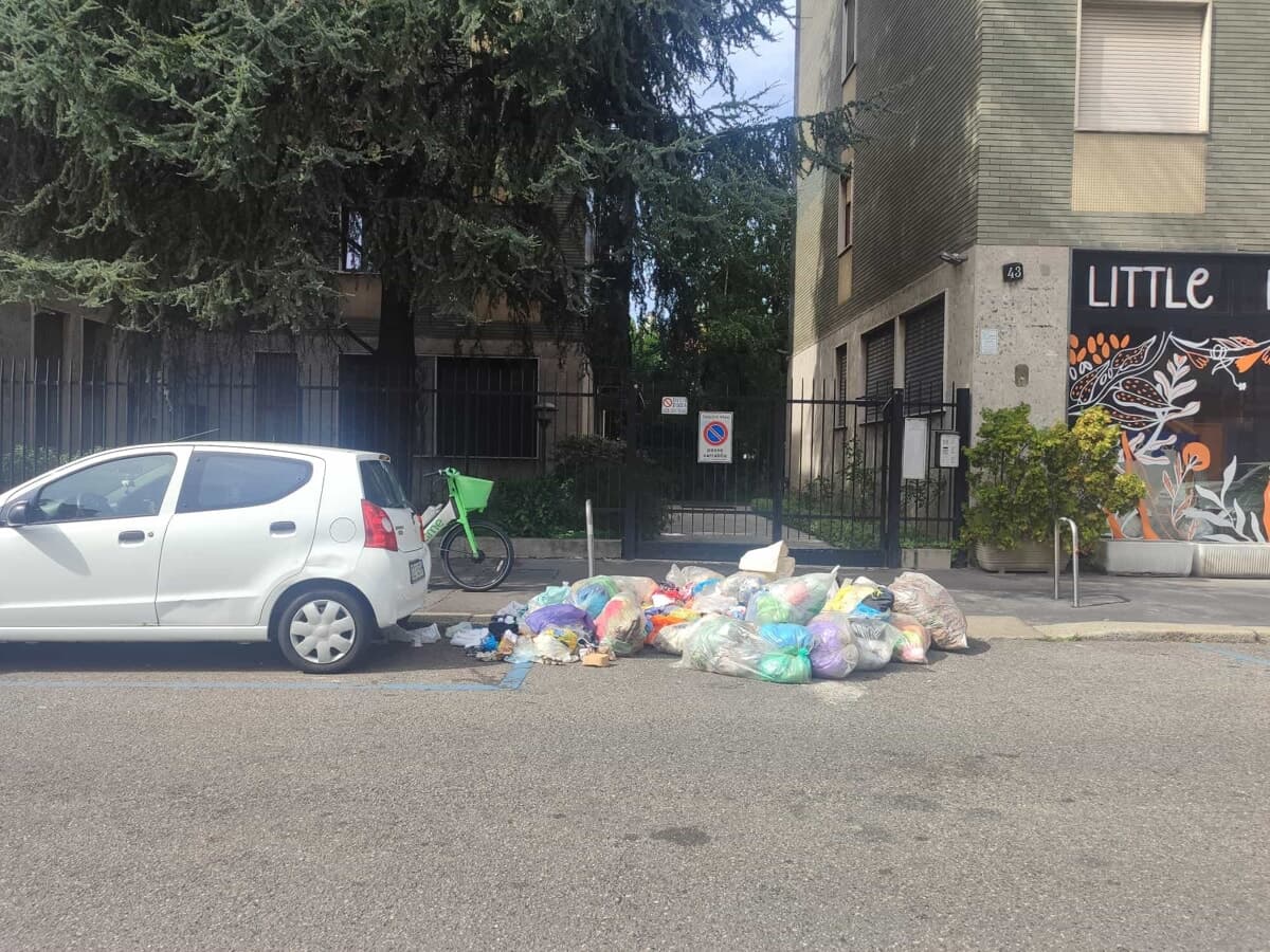 Perché ci sono più rifiuti abbandonati in giro per la città (e c'entra Airbnb)