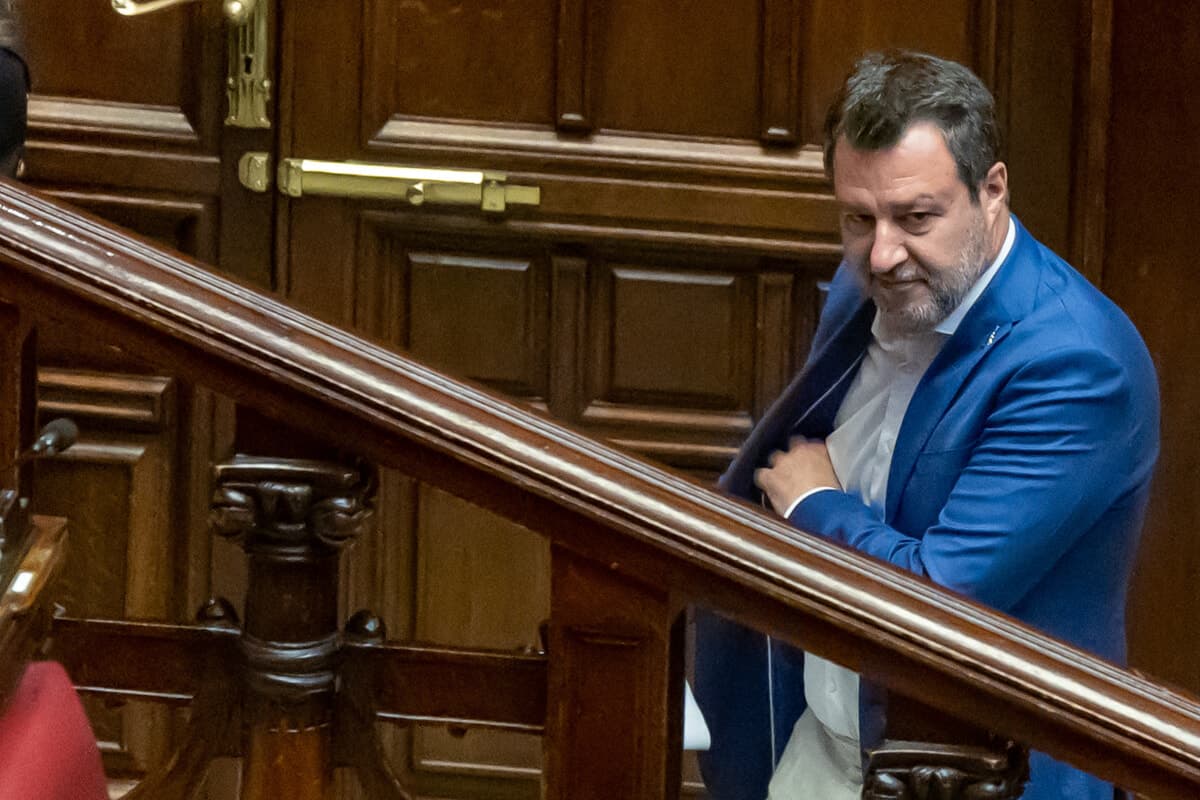 Matteo Salvini dal palco di Milano: “Giornalisti servi, al piano di sotto per non inquinare”. Bufera al congresso