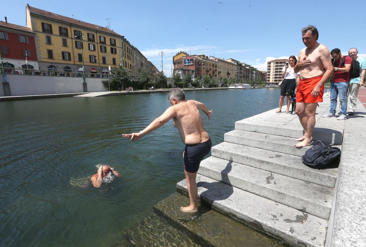 "Si autorizzino i tuffi in Darsena": la proposta della Lega contro l'ondata di caldo (e le piscine chiuse)