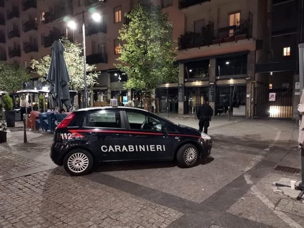 Violenza sessuale nella notte in Corso Como a Milano: diciannovenne soccorsa davanti all'Hollywood