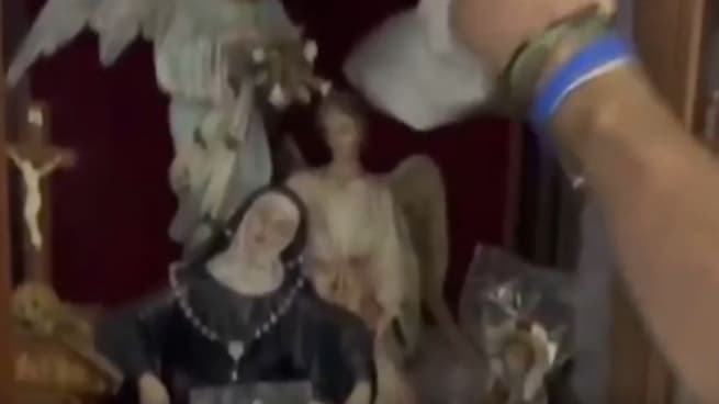 Milano, 29enne nascondeva la cocaina in casa in un altarino dietro le statuette religiose: arrestato