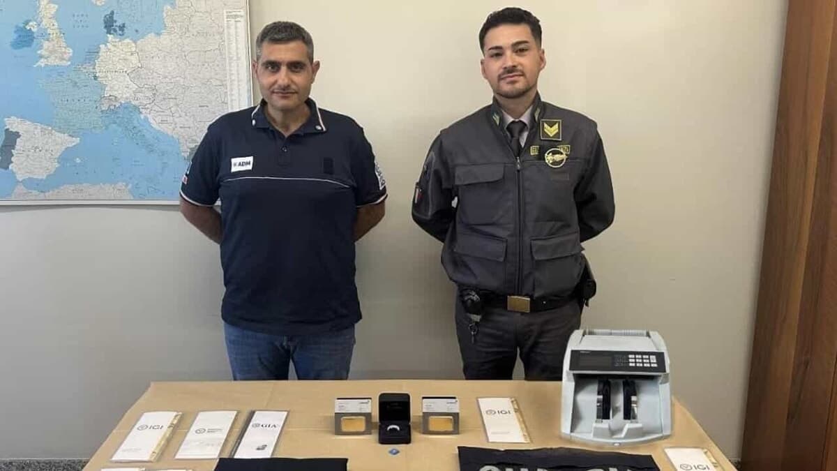 Dicono di essere turisti diretti a Milano, ma in auto hanno un "tesoro" d'oro e diamanti (e un oggetto che li incastra)