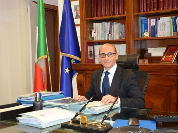 Corruzione in Italia, il dossier Anac: due rinvii a giudizio al mese. «Coinvolti molti più uomini che donne»