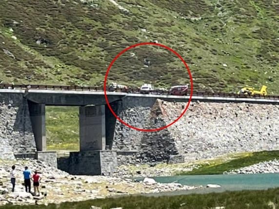 Madesimo, frontale tra moto e furgone: muore una donna di 49 anni. Il centauro giù dal viadotto, soccorso in fin di vita