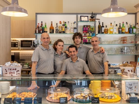 Milano, i primi 50 anni del Bar Cosmo, ritrovo dei vip: da Mina a Jovanotti, Nannini e Allevi, accanto a studenti e impiegati