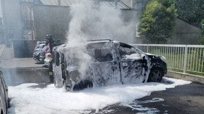 Veicolo in fiamme in un parcheggio a Treviglio, brucia anche il «vicino»