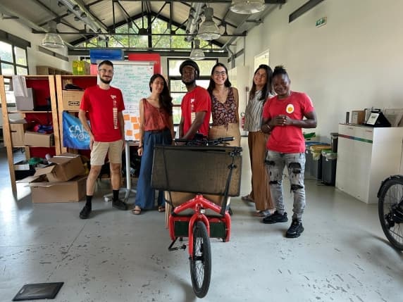 Milano, dalla traversata in barcone alle consegne in cargo bike: le storie Louis e Muslim. «Avevo paura, ma la mia filosofia è: anche se fai o non fai, un giorno morirai»