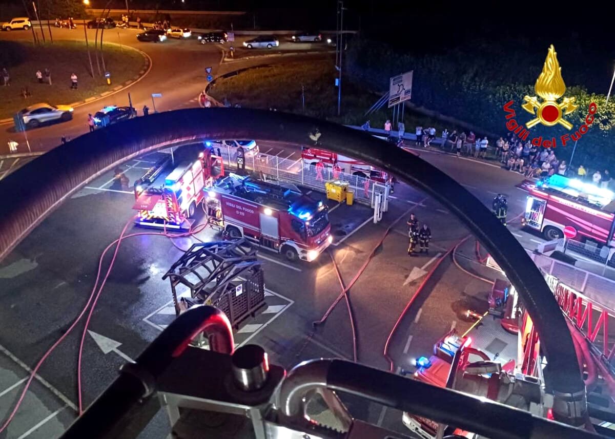 Incendio a Milano, fiamme in una palazzina