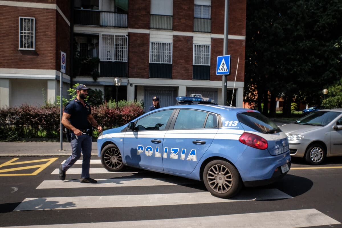 Giallo in hotel alle porte di Milano: 25enne trovata morta in stanza, si cerca l'uomo che era con lei