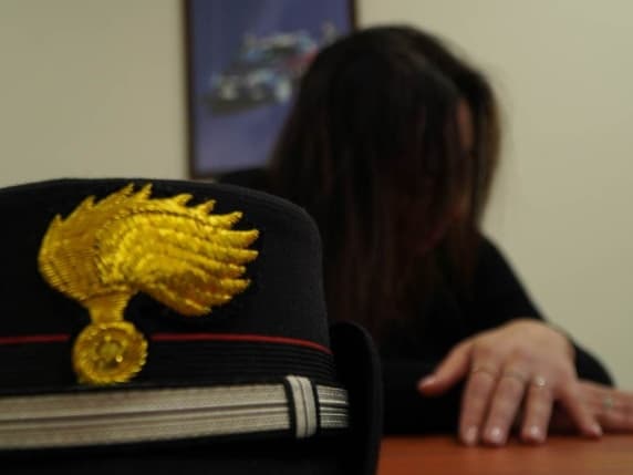 Milano, confida al medico i maltrattamenti del compagno: «Se non mi ammazza, lo faccio io». L'uomo viene arrestato