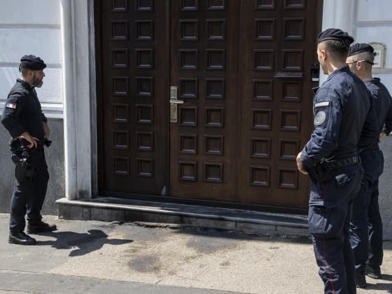 Milano, gli negano il visto per gli Usa: cittadino cinese dà fuoco alla porta del suo consolato in via Benaco, rischia l'arresto