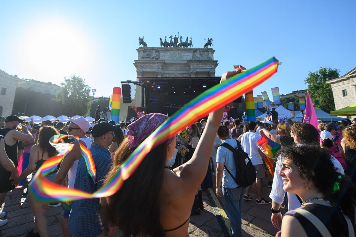 Marea umana a Milano per il 25° Pride: in 300mila in strada nonostante il caldo record