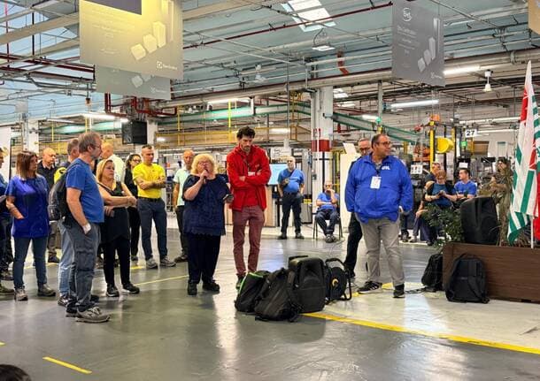 Solaro - Sciopero e assemblea alla Electrolux di Solaro: “L’azienda licenzia e pretende ritmi di lavoro disumani” - Archivio - Varese News