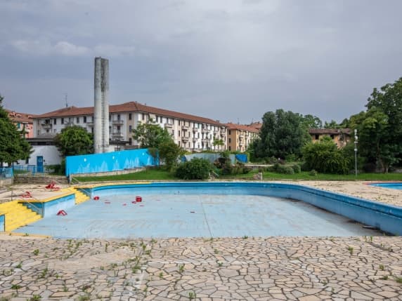 Milano, la piscina Argelati (chiusa dal 2022) sarà riqualificata. Il Comune investirà 28 milioni di euro