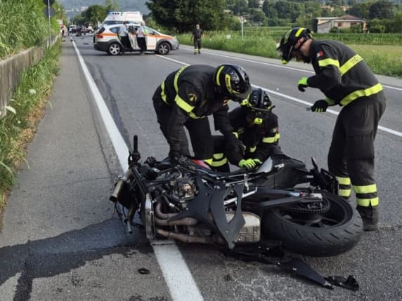Incidente a Montorfano, morto un motociclista di 47 anni di Como: si è schiantato contro un'auto a un incrocio della provinciale
