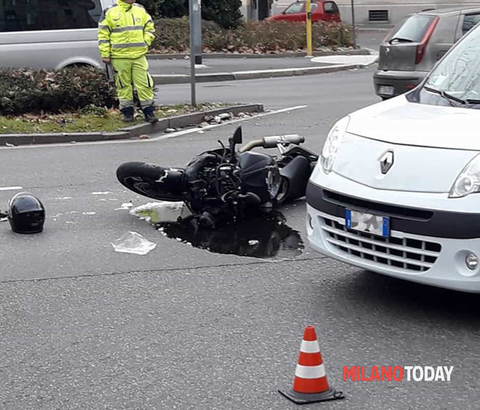 Incidente tra una Porsche e una moto in via Milano: giovane centauro in fin di vita al Niguarda