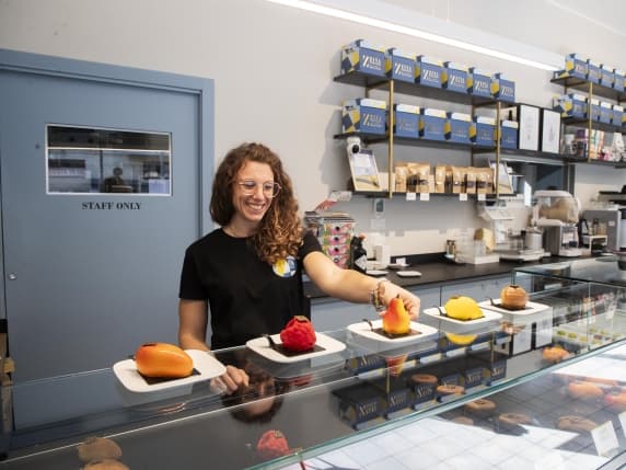 Milano, i dolci a forma di frutta realistica: l'ultima tendenza pasticcera arriva dal Sud, il successo grazie ai social network