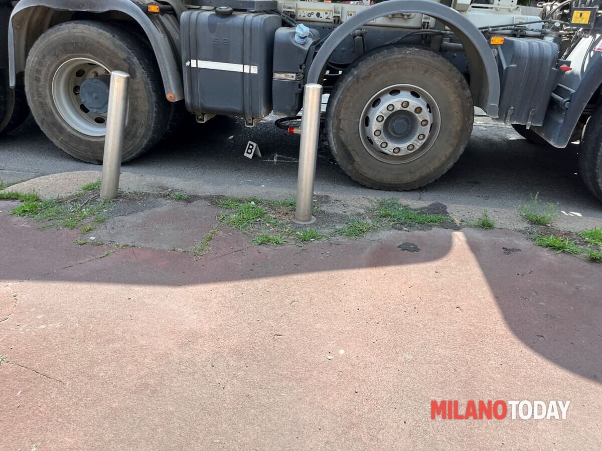 Tragico incidente sulla Statale 527 nel Milanese: ciclista finisce sotto un camion, morto sul colpo