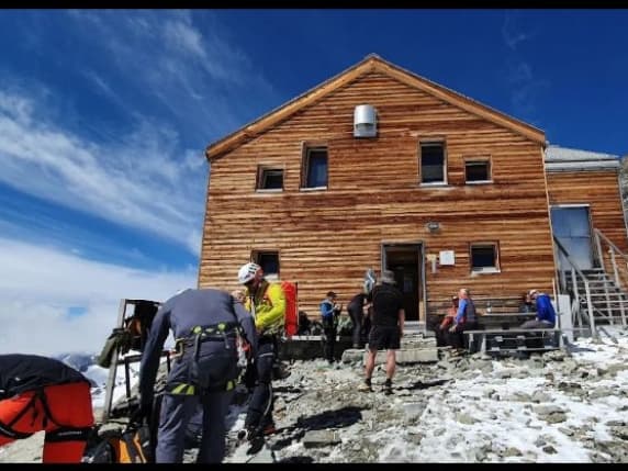 Valmalenco, chiude per troppo caldo il rifugio più alto della Lombardia (a 3.609 metri): «Stop immediato agli accessi, cede il manto nevoso». Non è mai successo