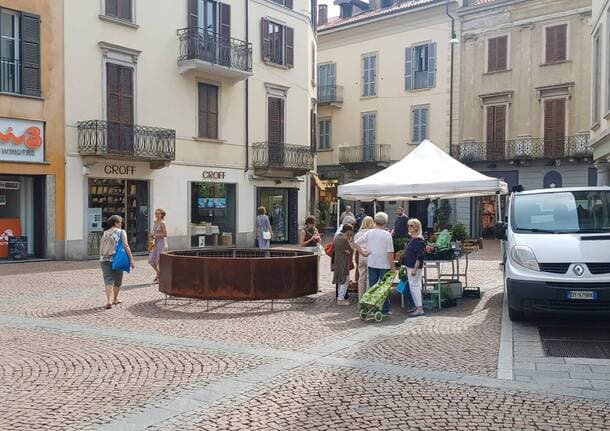 Varese - Piazza Carducci, in centro a Varese arriva una nuova fioriera nel cuore del centro storico -  - Varese News