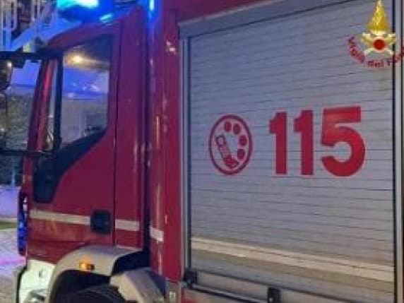 Incendio a Cusano Milanino, a fuoco un appartamento: cinque persone intossicate dal fumo