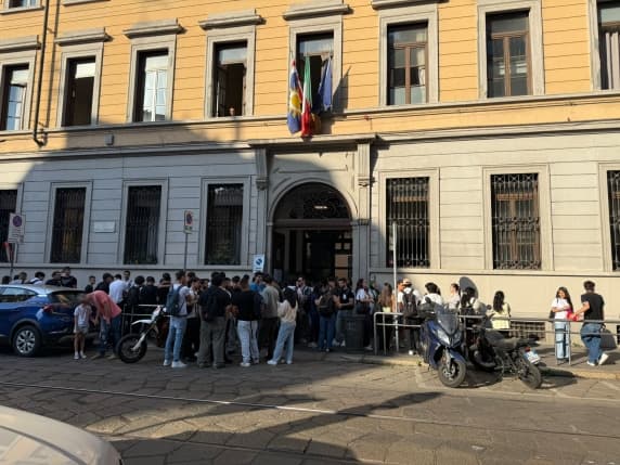 Dennis, 20 anni, pronto alla Maturità al Bertarelli: «Ho convinto tutta la famiglia: papà e fratello maggiore si sono iscritti al serale»