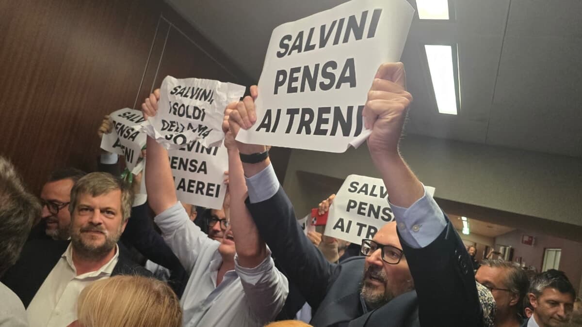 Pd contesta Salvini a Palazzo Pirelli: "Occupati di treni, aerei e bus"