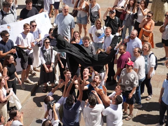 Dall'ex ingegnere al fisioterapista: ecco i nuovi preti ordinati oggi a Milano. La festa in piazza Duomo con gli amici e i fedeli