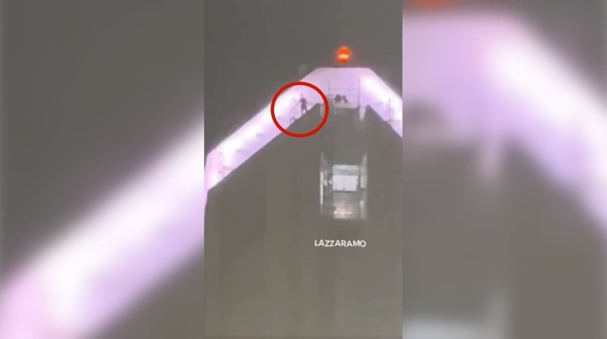 Un uomo si è arrampicato sulla facciata del Pirellone