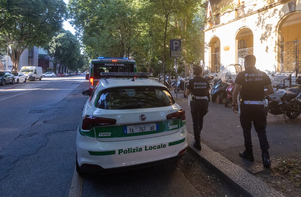 Ubriaco in bici insulta gli automobilisti, ma se la prende con l’auto (civetta) della Locale: denunciato