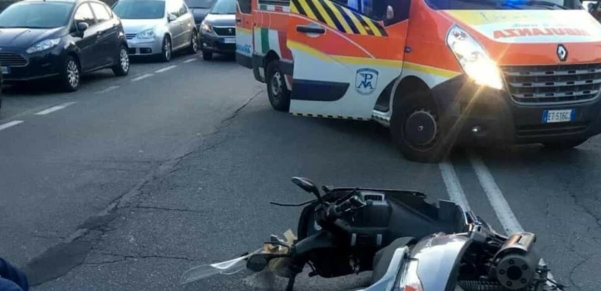 Incidente auto e moto nel Milanese: 17enne soccorso in elicottero e portato in ospedale