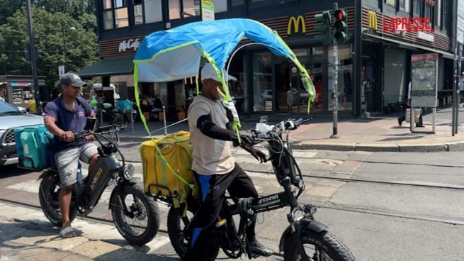 Milano, il caldo non ferma le consegne dei rider