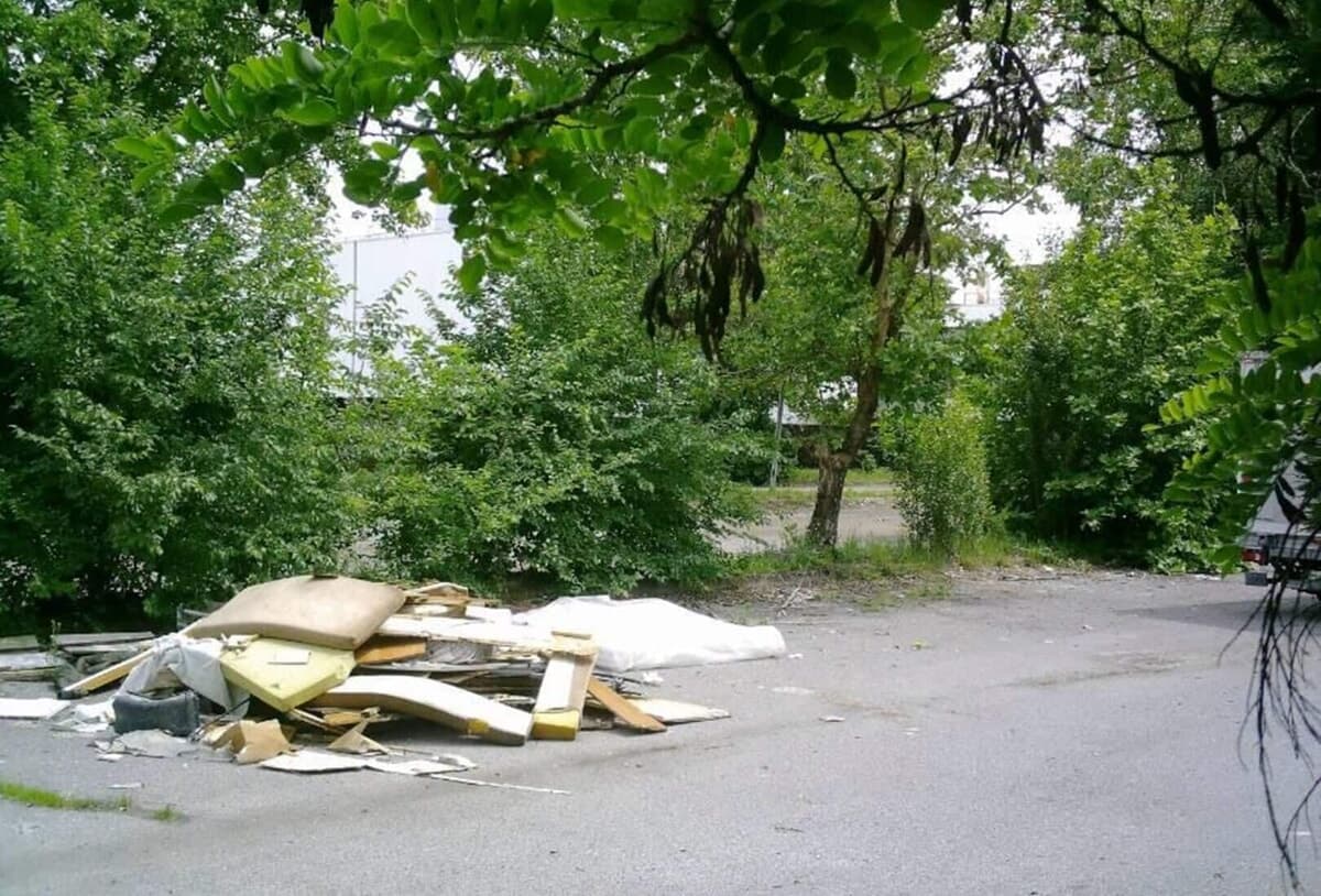 Noleggia un furgone per scaricare materassi e rifiuti, ma la "trappola" lo incastra: denunciato