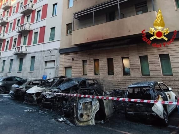 Milano, incendio vicino alla stazione Centrale. Sei auto carbonizzate e altre danneggiate, evacuato un albergo