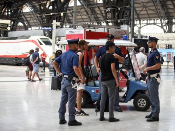 Pedinamenti, centralinisti collegati in diretta: così i pendolari della truffa in arrivo da Napoli sono stati smascherati dalla Polfer