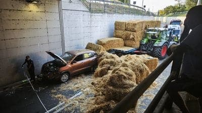 Trattore sterza e rovescia le balle di fieno su due auto e due moto a Romano -Foto