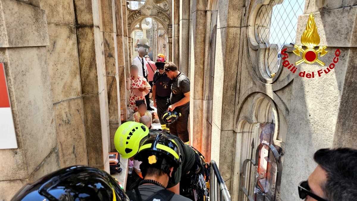 Colpita da un malore sulle terrazze del Duomo: salvata dai pompieri