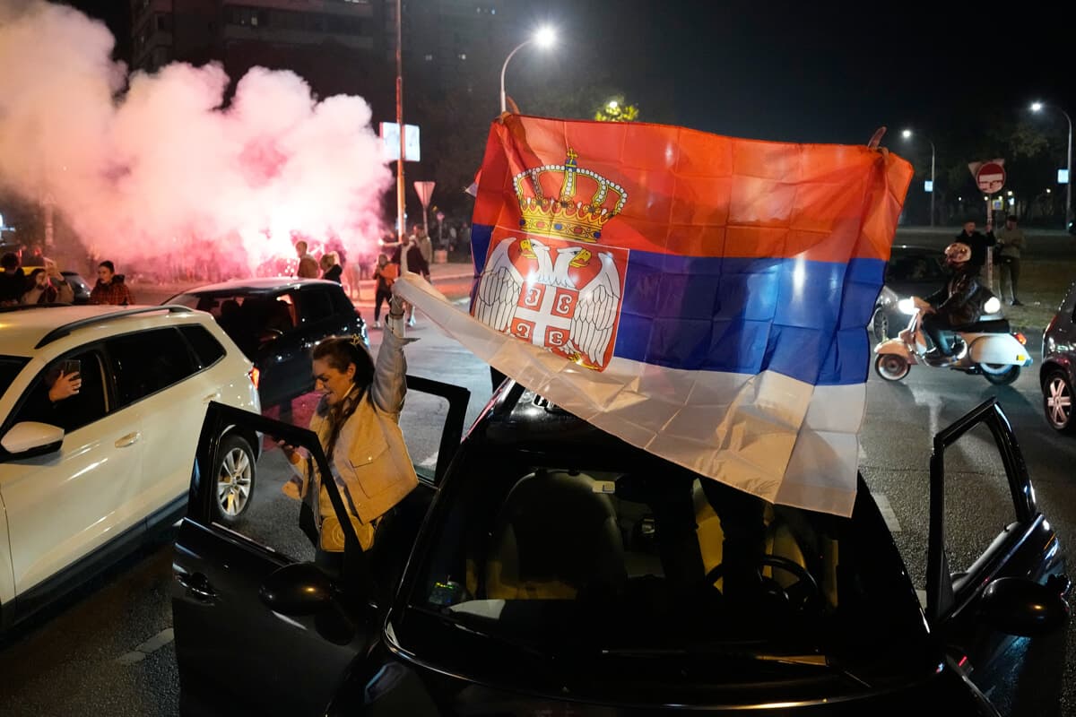 Svolta storica in Serbia: Vučić ammette la sconfitta, trionfano gli studenti. Festa anche a Milano