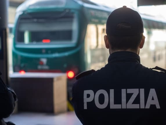 Milano, tenta di risalire sul treno per recuperare uno zaino: 74enne trascinato dal convoglio e sbalzato dopo 10 metri