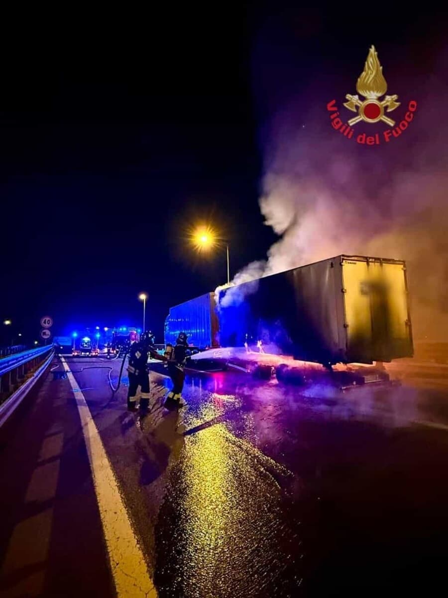 Si incendia il rimorchio di un camion: paura sull'A4