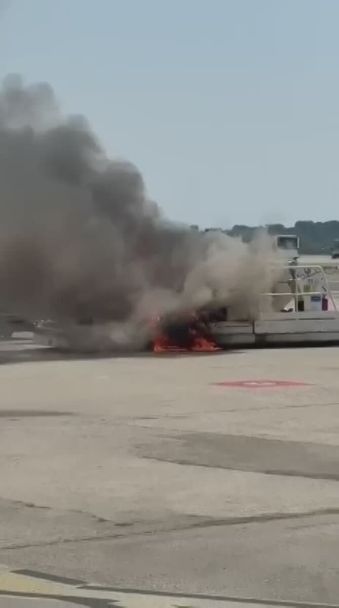 Malpensa, il video dell'incendio: a fuoco carrello dei bagagli vicino a un aereo