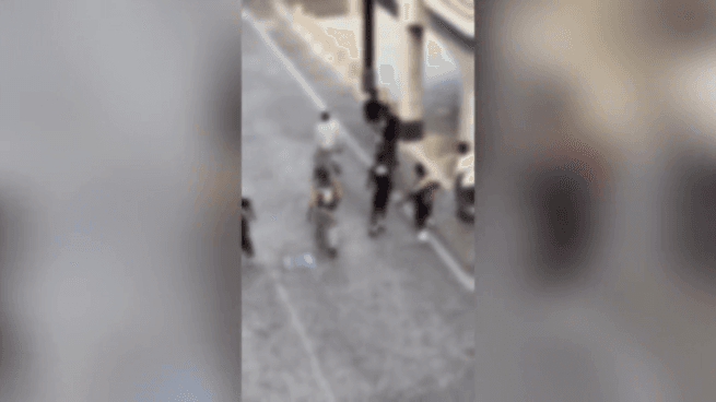 Bottiglie e bastoni contro una «banda» rivale: le immagini degli scontri in pieno centro a Lecco
