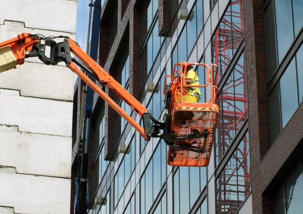 Altre notizie - Pulizie in quota: manutenzione, sicurezza e competenza diventano un unico servizio -  - Varese News