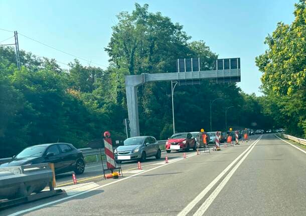 Varese - Cantiere sulla bretella: corsia chiusa verso Varese e code chilometriche fino a Buguggiate -  - Varese News
